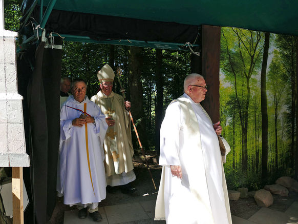 Festgottesdienst zum 1.000 Todestag des Heiligen Heimerads auf dem Hasunger Berg (Foto: Karl-Franz Thiede) Festgottesdienst zum 1.000 Todestag des Heiligen Heimerads auf dem Hasunger Berg (Foto: Karl-Franz Thiede)